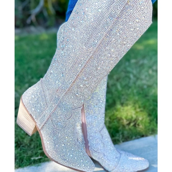 Stunning Nashville Rhinestone boots. With zipper closure. - Picture 3 of 12